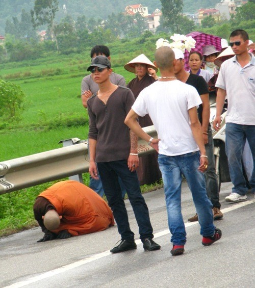 Trước một loạt hành động thể hiện sự côn đồ của nhóm người “tháp tùng” đại đức Thích Tâm Mẫn hành lễ nhất bộ nhất bái, chiều 18/8, Thượng tọa Thích Gia Quang - Phó Tổng Thư ký Hội đồng Trị sự, Giáo hội Phật giáo Việt Nam nói: “Nhất bộ nhất bái thể hiện lòng thành kính của người lễ đối với Phật. Đại đức Thích Tâm Mẫn đã phát nguyện, thành tâm mà lễ như vậy chứ không phải là chủ trương của Giáo hội Phật giáo Việt Nam. Như báo chí đã đưa tin thì những người xung quanh bảo vệ thầy Thích Tâm Mẫn đã có những hành động không lành mạnh, đánh người muốn lại gần là không nên. Thầy Thích Tâm Mẫn cũng nên dùng những người có tính nết thuần thục, hòa nhã thì mới thể hiện được cái tâm của thầy, phù hợp hơn với việc hành lễ tốt đẹp của thầy”.